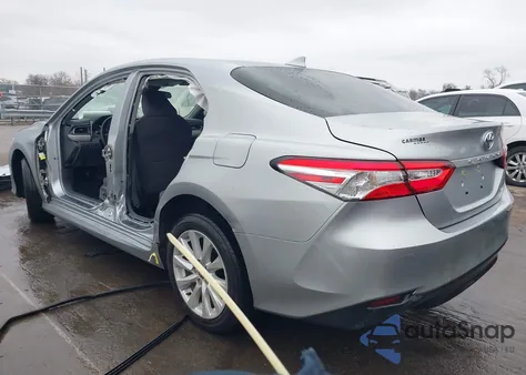 2020 Toyota Camry Le z USA, uszkodzony, nr VIN 4T1C11AK2LU984406